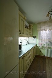 (439) Кухня Итальянский массив, цвет ваниль + зеленая патина, фасад "Наполи"